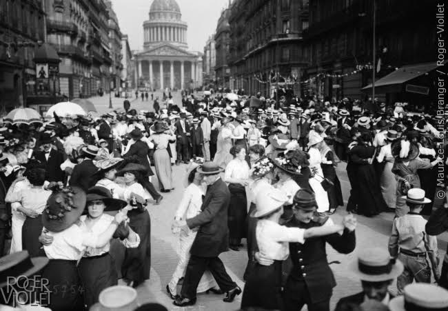 Bal du 14 juillet devant le Panthéon. Paris, 1912 © Maurice-Louis Branger / Roger-Viollet